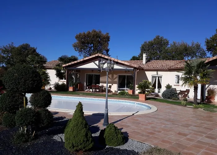 Le Clos Castel - Equipe بيت ضيافة كاستلجالو