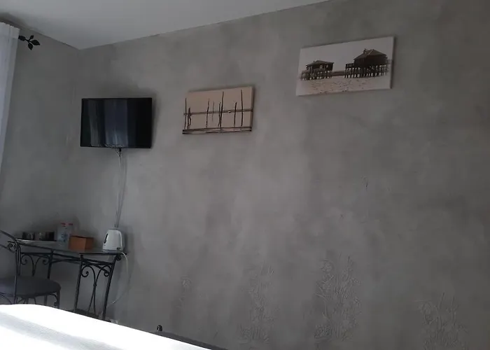 Le Clos Castel - Equipe بيت ضيافة كاستلجالو