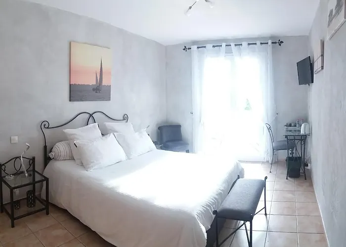 Le Clos Castel - Equipe بيت ضيافة كاستلجالو